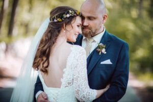 Portræt af brudepar omgivet af smuk jysk natur i en vinmark i Sydjylland