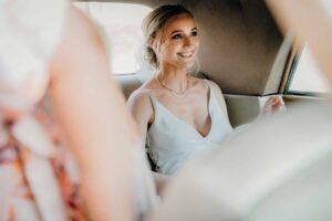 Bruden ankommer i bryllupsbil til kirke i Esbjerg