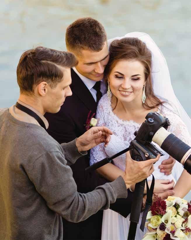 bryllupsfotografen sammen med brudeparret